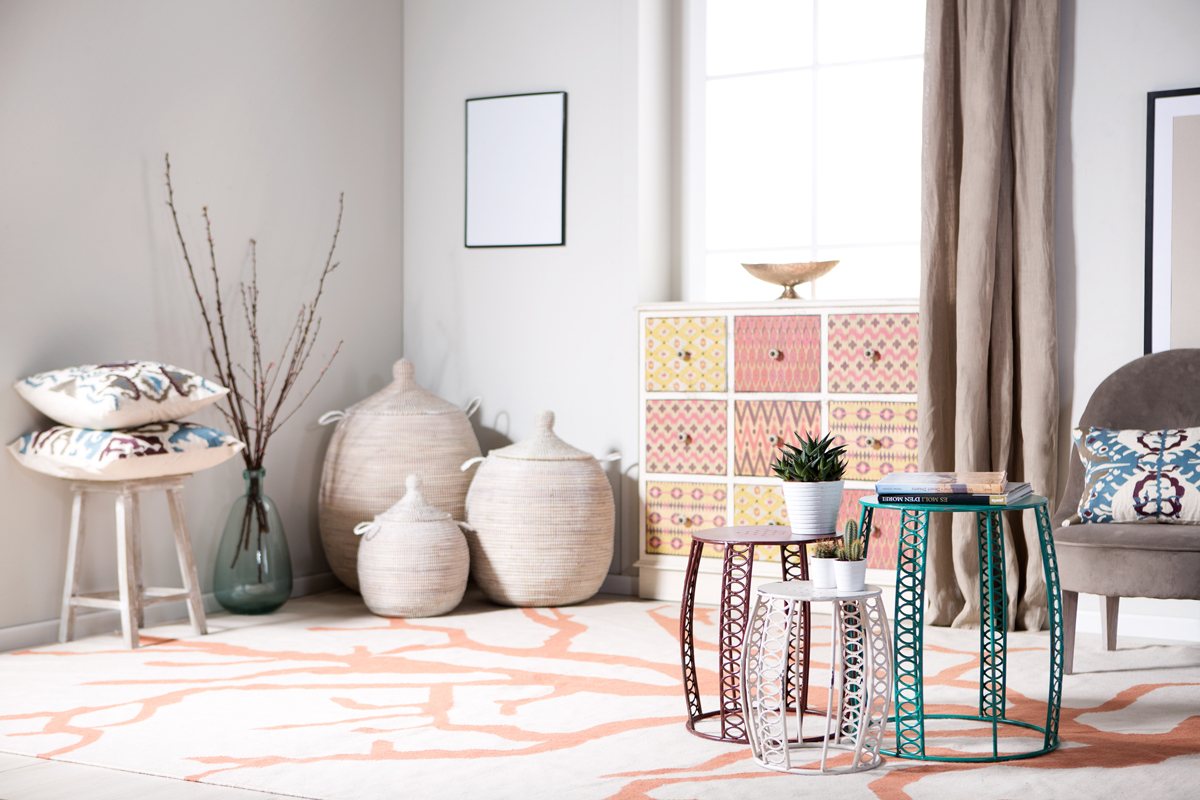 Дизайн гостиной в азиатском стиле: мебель с орнаментом, принтованные подушки, идеи для хранения, дизайнерский ковролин с узором